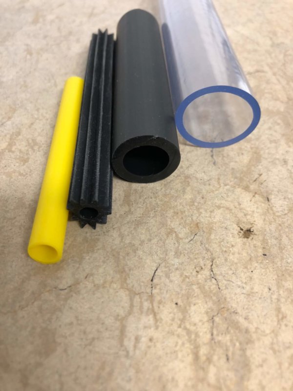 PVC Schlauch oder TPE Schlauch in verschiedenen Farben, Shore A Härten und Größen. Von glasklar bis eingefärbt. Innendurchmesser: 2 mm bis 30 mm.